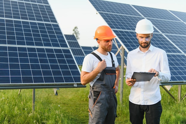 Ingenieur en zakenman die een nieuw ecologieproject schaven rond het dak van zonnepanelen