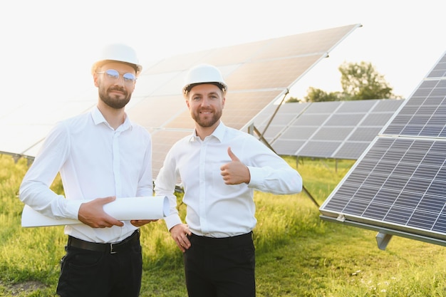 Ingenieur en zakenman die een nieuw ecologieproject schaven rond het dak van zonnepanelen