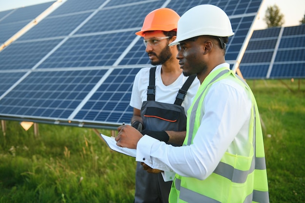 Ingenieur en zakenman plannen een nieuw ecologisch project rond een zonnepaneel dak