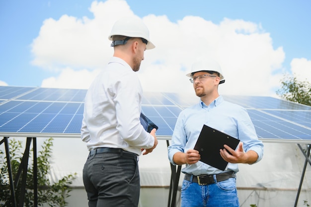 Ingenieur en zakenman plannen nieuw ecologieproject rond zonnepaneel