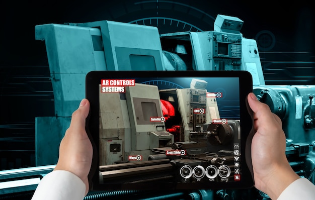 Ingenieur gebruikt augmented reality-software in slimme fabrieksproductielijn