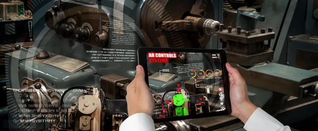 Ingenieur gebruikt augmented reality-software in slimme fabrieksproductielijn