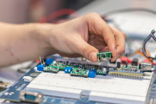 Ingenieur houdt circuit of siliciumchip vast op zijn werkplek b