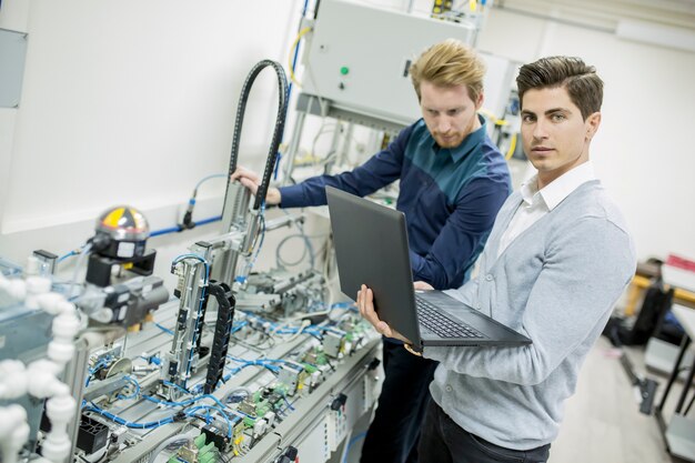 Ingenieur in de fabriek