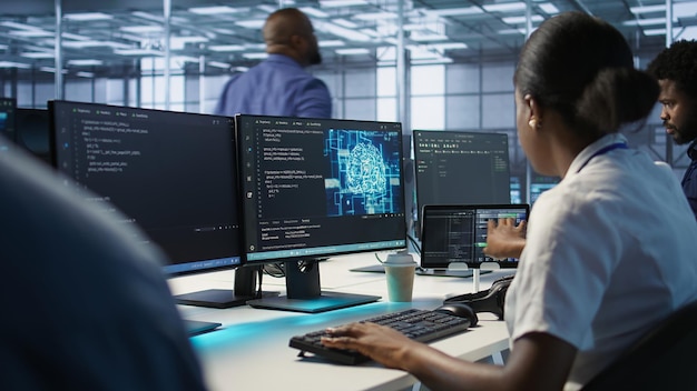 Ingenieur in een datacentrum die geavanceerde AI-systemen implementeert