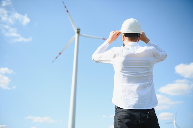 Ingenieur in het veld die de turbineproductie controleert