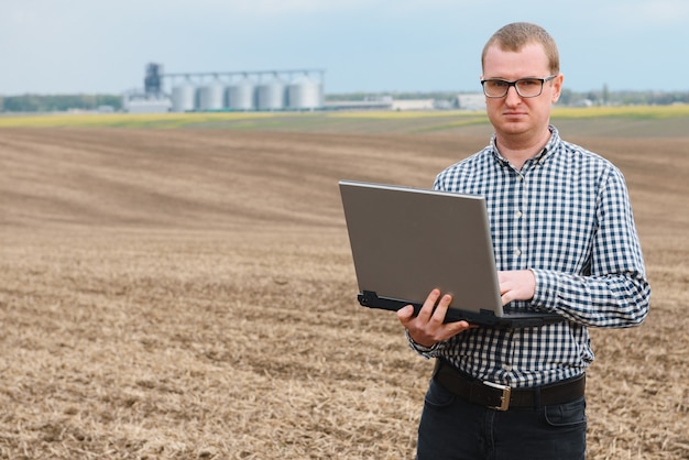 Ingenieur in het veld met een laptop