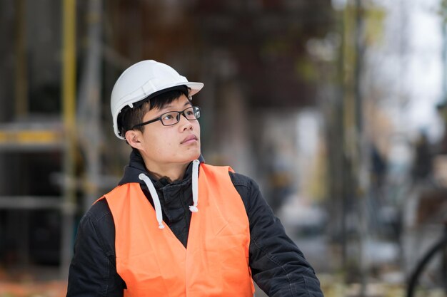 Foto ingenieur in reflecterende kleding die buiten staat