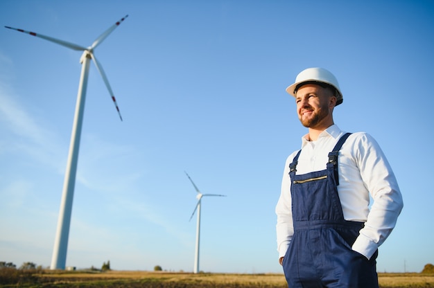 Ingenieur in tarweveld die de productie van turbines controleert