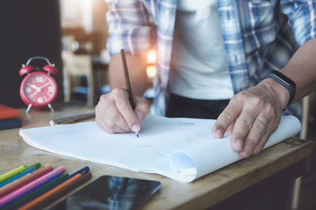 Ingenieur is van plan om grafische afbeeldingen te maken voor zijn klanten.