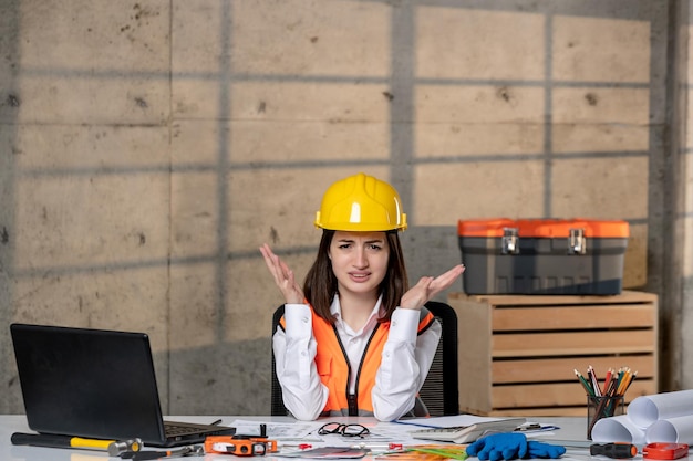 Ingenieur jonge schattige slimme brunette meisje civiele werknemer in helm en vest verward