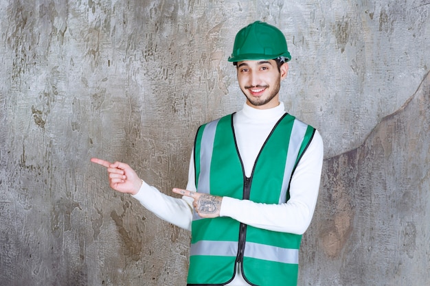 Ingenieur man in geel uniform en helm met de linkerkant