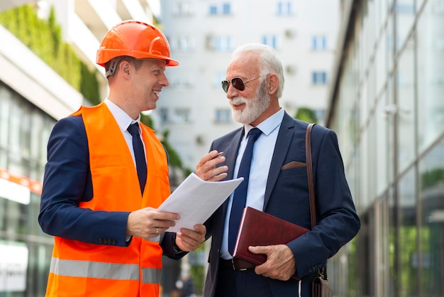 Ingenieur man in gesprek met senior zakenman