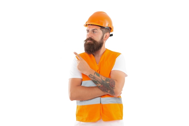 Ingenieur man in uniforme puntvinger bebaarde ingenieur in oranje vest studio shot van ingenieur met helm ingenieur geïsoleerd op een witte achtergrond