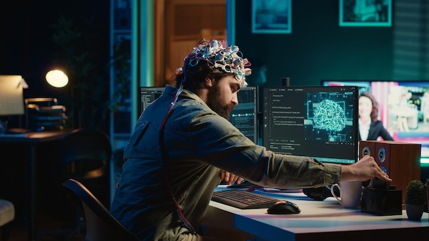 Ingenieur met EEG-headset op fusie met kunstmatige intelligentie