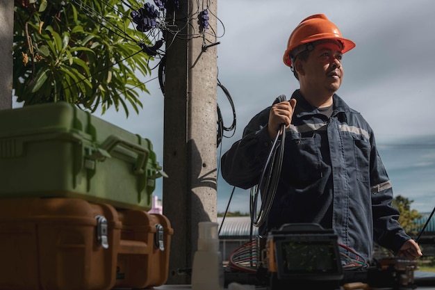 Ingenieur of technicus controleert glasvezelkabellijnen voor onderhoud