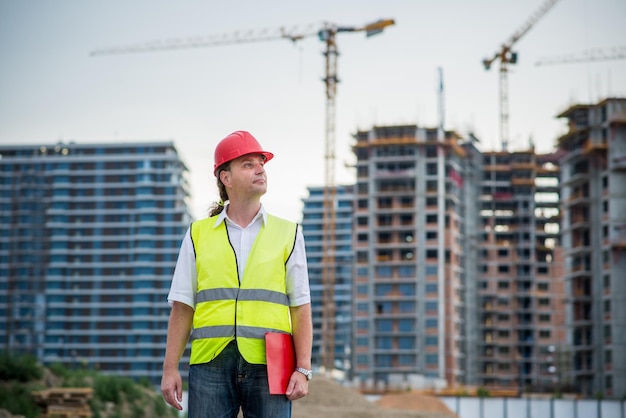 Ingenieur op een bouwplaats die aan een woningbouwproject werkt.