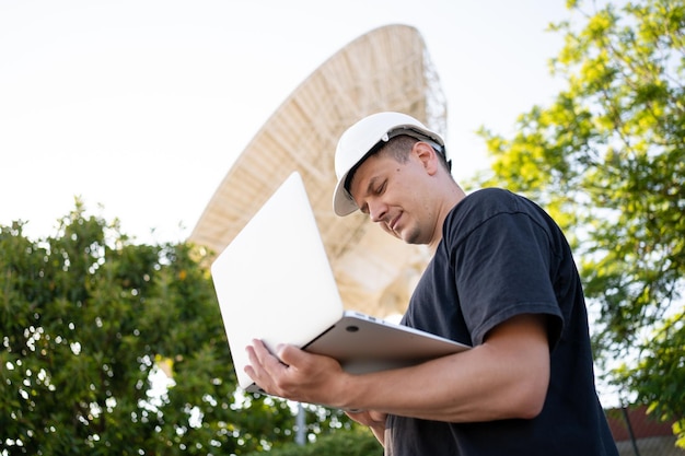 Ingenieur op zoek naar op aarde gebaseerde astronomische radiotelescoop