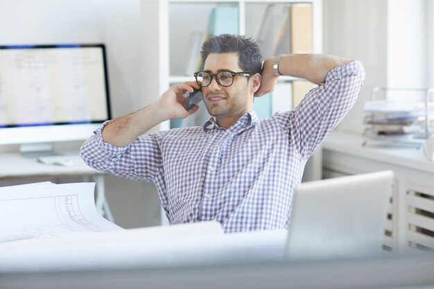 Ingenieur spreken via de telefoon op de werkplek