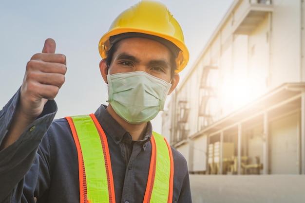 Ingenieur staande fabriek fabriek achtergrond, technicus werkplaats productie onderhoudsfaciliteit