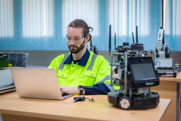 Ingenieur team leren en geanalyseerd om te ontwikkelen automatisering lasrobot machine is kunstmatige intelligente industriële systeem automatiseren monitoring Hitechnology industrie productie concept