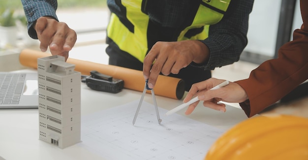 Ingenieur Teamwerkvergadering Tekening bezig met blauwdrukvergadering voor projectwerk met partner aan modelbouw en technische hulpmiddelen op de werkplek Bouw- en structuurconcept