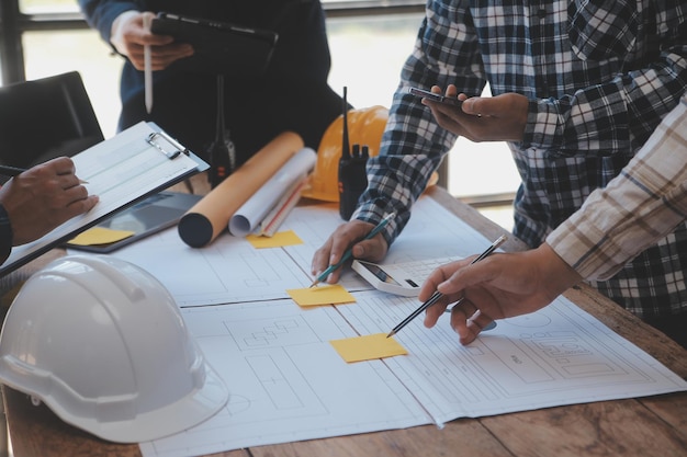 Ingenieur Teamwork Meeting Tekening bezig met blauwdrukvergadering voor project werken met partner aan modelbouw en engineering tools in werkplaats Bouw- en structuurconcept