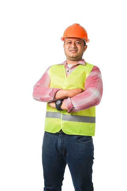 Ingenieur van middelbare leeftijd met blauwe helm gekruiste armen staande geïsoleerd op een witte achtergrond