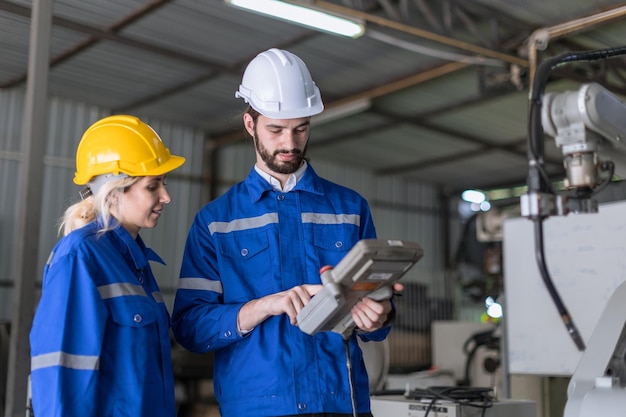 Ingenieur vrouw teamwerker werk in Machine Robotic moderne automatiseringsindustrie Monteur personeelsmedewerker in metaalfabriek