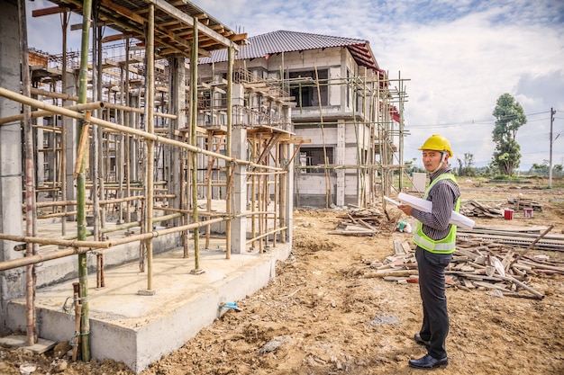 Ingenieur werken op de bouwplaats