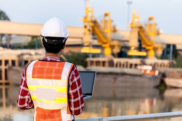 Ingenieur werkt aan bouwplannen voor hoogbouw. Ingenieur bouwconcept.