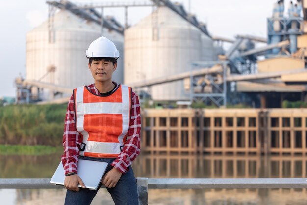 Ingenieur werkt aan bouwplannen voor hoogbouw. Ingenieur bouwconcept.