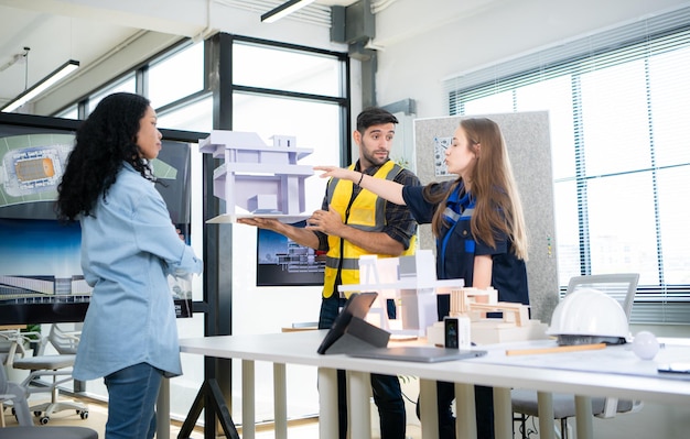 Ingenieurs, architecten en ontwerpers werken samen om een gebouw te ontwerpen dat natuurlijke energie gebruikt