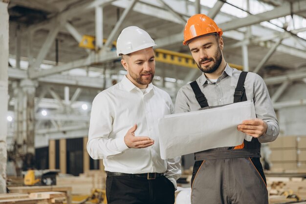 Ingenieurs bespreken de blauwdruk in een modulaire bouwfabriek