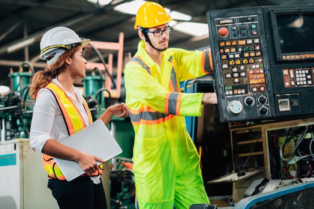 Ingenieurs bespreken in de fabriek.