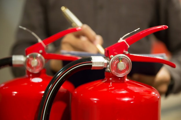 Ingenieurs controleren brandblussers.