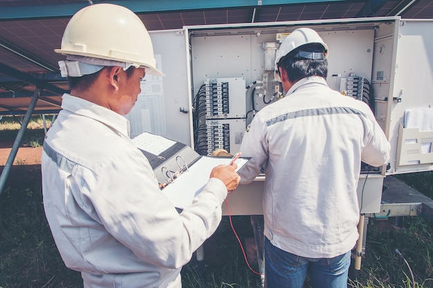 Ingenieurs die werken aan bewakings- en onderhoudsapparatuur: de status van cheking-omvormer