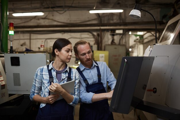 Ingenieurs die werken in de fabriek