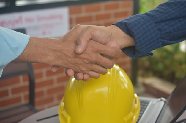 Foto ingenieurs doen handdruk