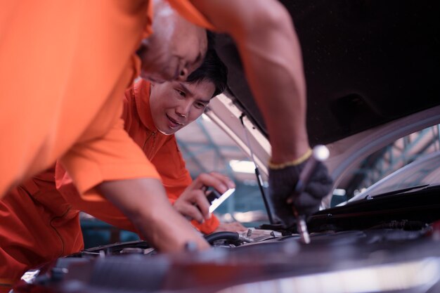 Ingenieurs en monteurs gebruiken technologie om storingen in de werking van de motor in de garage op te sporen