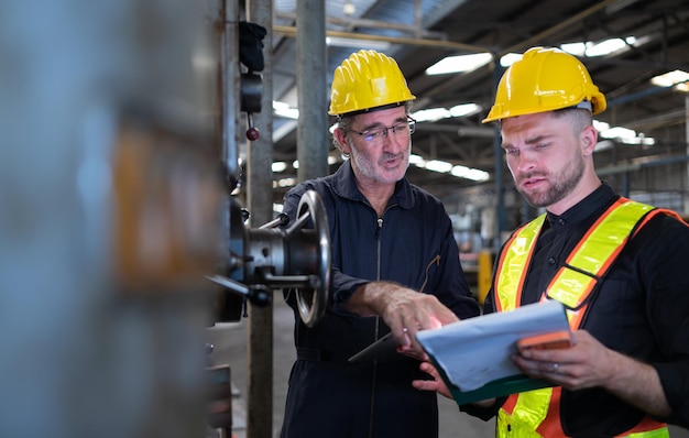 Foto ingenieurs en technici controleren het elektrische systeem en repareren het mechanische systeem