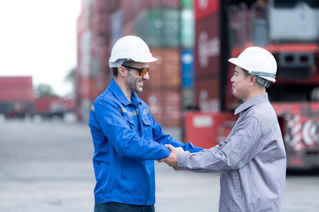 Ingenieurs en technici houden toezicht op en inspecteren de levering van containers