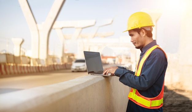 Ingenieurs gebruiken computers om de kwaliteit te controleren en de aanleg van grote snelwegen te plannen.