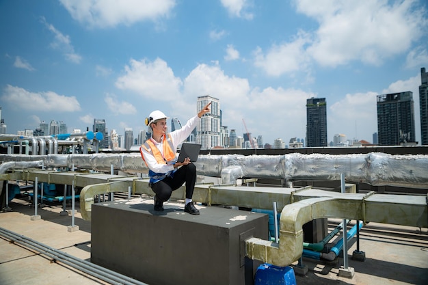 Ingenieurs inspecteren de voltooide airconditioning- en watersystemen om verder te verifiëren