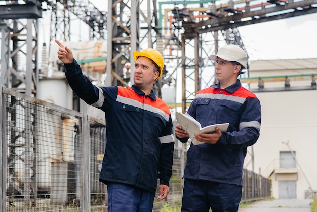 Ingenieurs inspecteren het elektrische onderstation