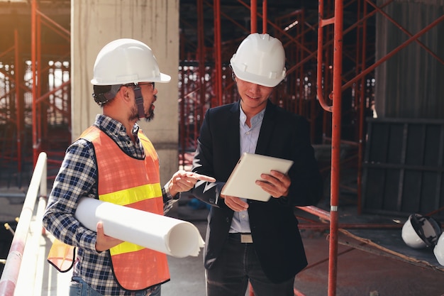 Ingenieurs leggen de voortgang van het bouwproject uit aan investeerders.