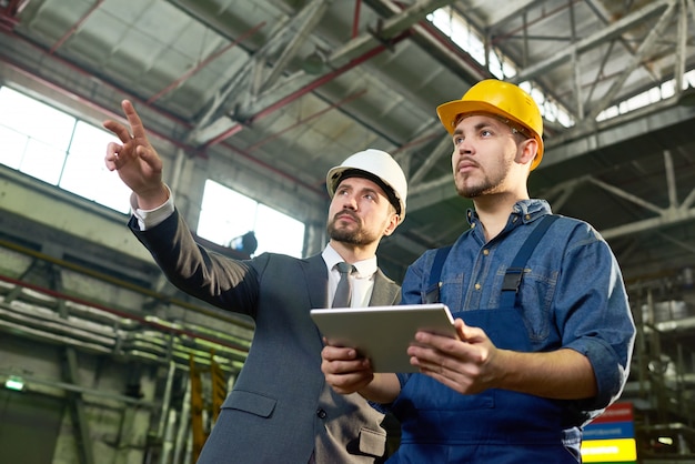 Ingenieurs plannen in de fabriek