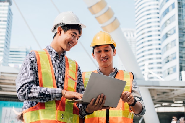 Ingenieurs schudden handen op de bouwplaats.