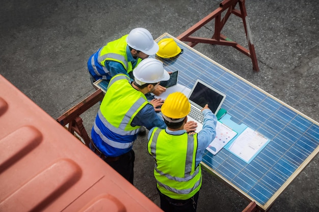 Ingenieurs van zonne-energiecentrales die fotovoltaïsche panelen ontmoeten en onderzoeken Concept van alternatieve energie en haar service Ingenieur energiekracht man werknemer op locatie