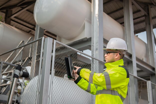 Ingenieurs werken om vloeibaar helium te houden preventief onderhoudsschema controlerenThailand mensen